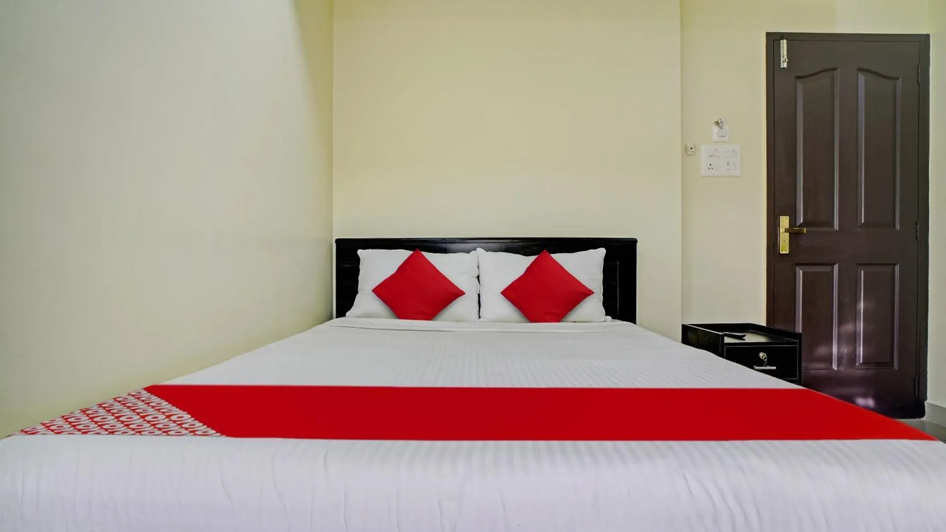 Hotel O Crystal Executive Suites Kochi 4*,