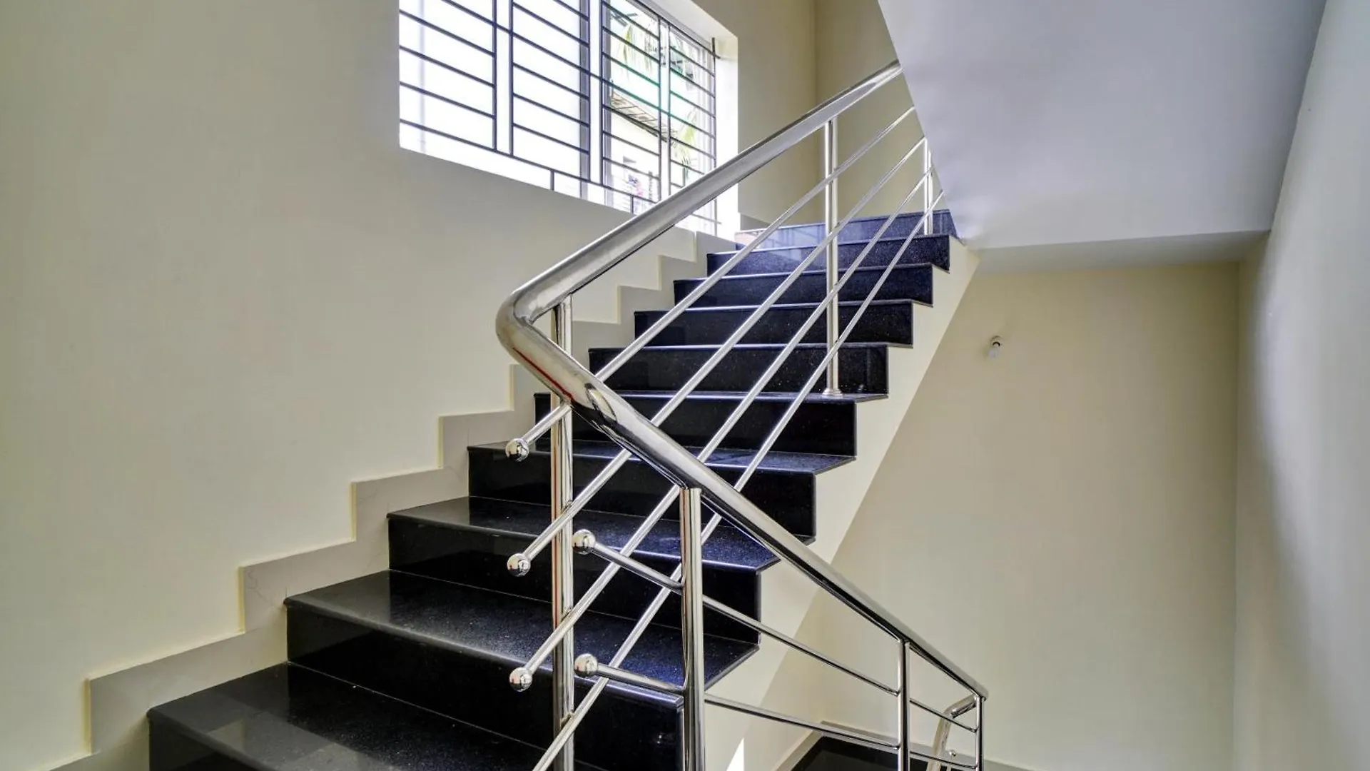Hotel O Crystal Executive Suites Kochi