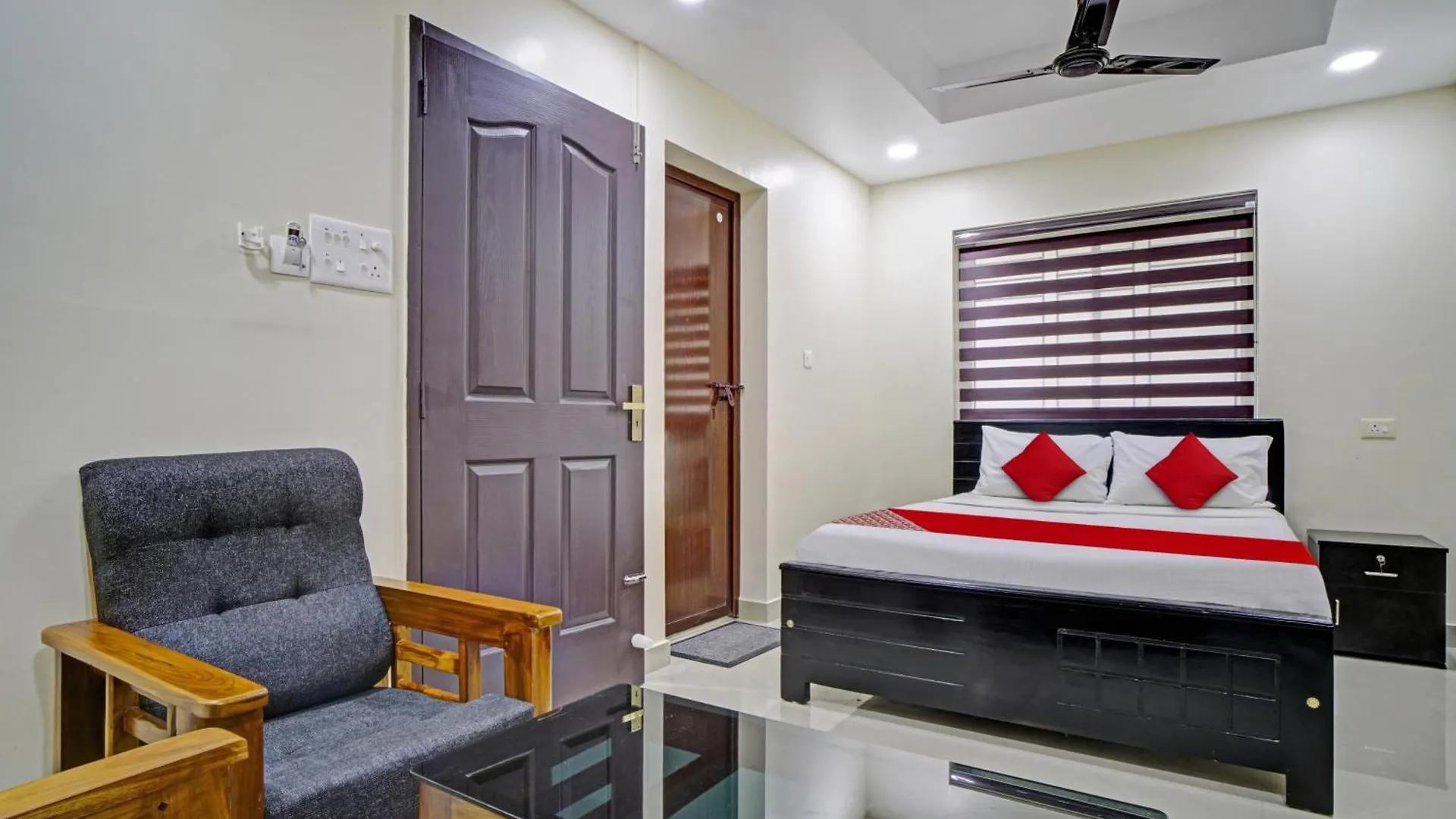 Hotel O Crystal Executive Suites Kochi 4*,  Hindistan