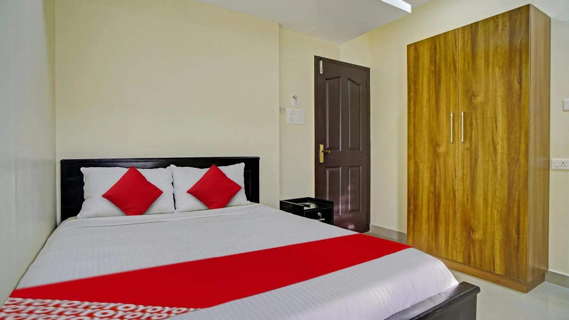 Hotel O Crystal Executive Suites Kochi 4*,  Hindistan