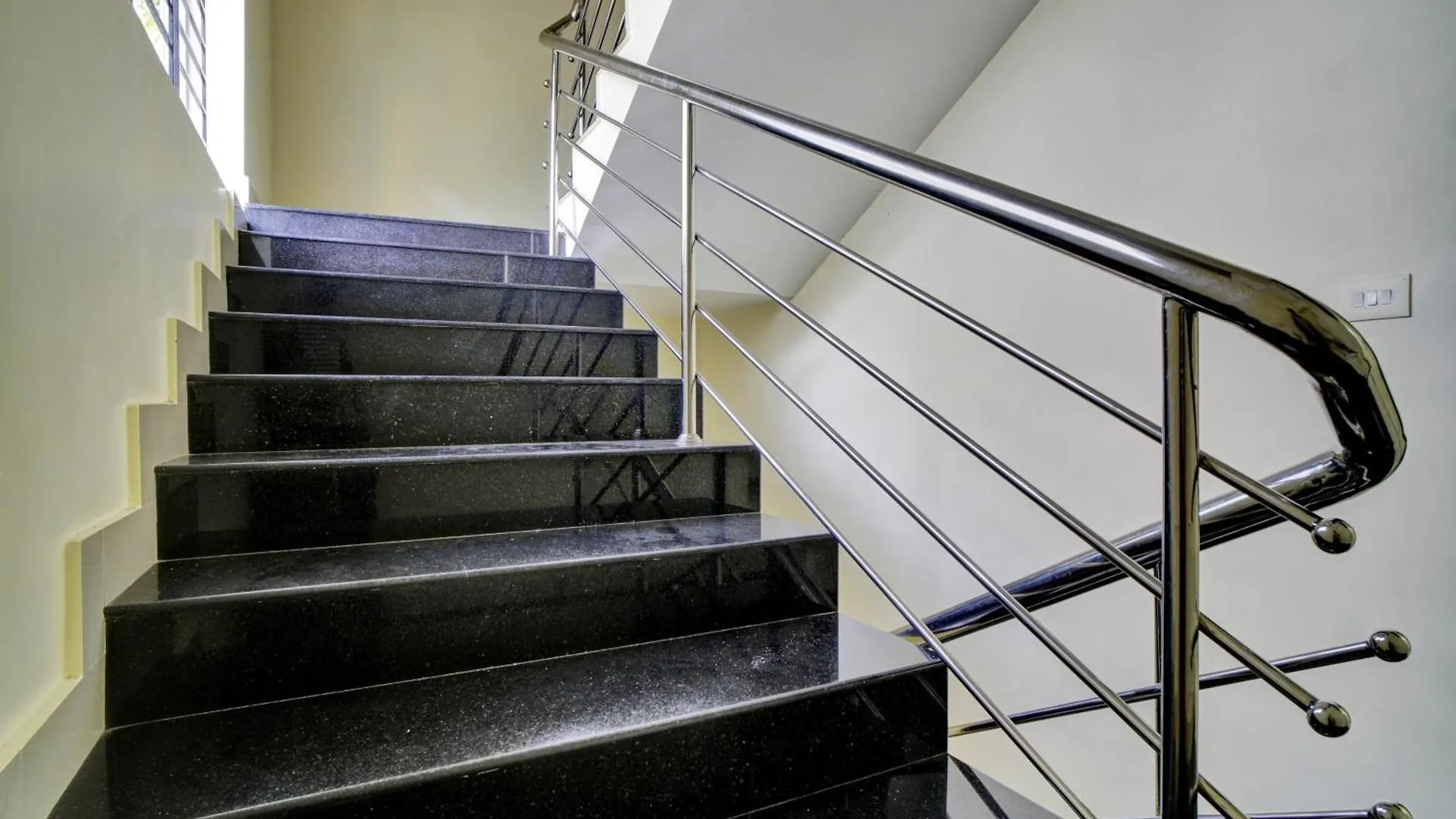Hotel O Crystal Executive Suites Kochi