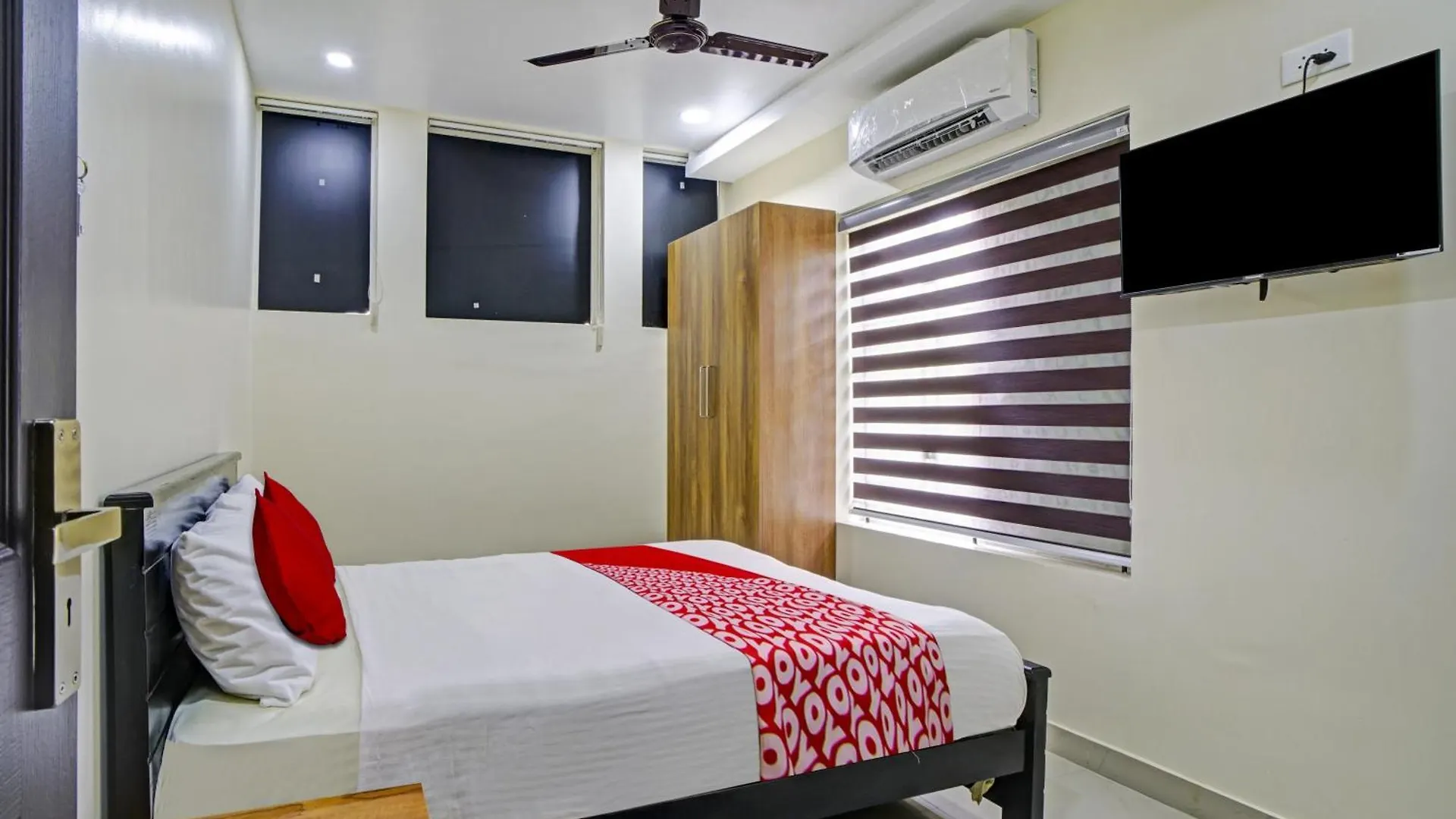 Hotel O Crystal Executive Suites Kochi 4*,