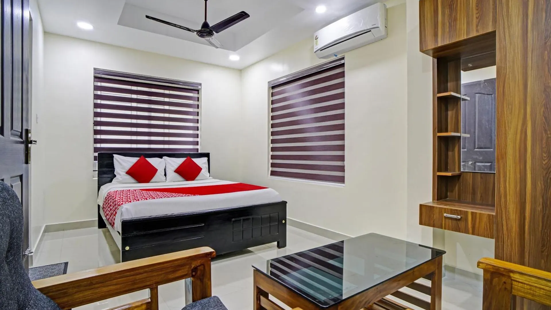 Hotel O Crystal Executive Suites Kochi 4*,